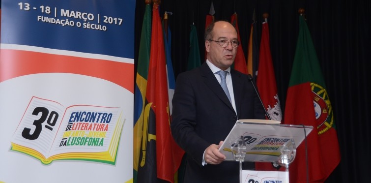 O presidente da Câmara de Cascais, Carlos Carreiras, anfitrião do 3º Encontro de Literatura Infanto-Juvenil da Lusofonia, da Fundação "O Século", na sessão de abertura do ciclo de debates O presidente da Câmara de Cascais, Carlos Carreiras, anfitrião do 3º Encontro de Literatura Infanto-Juvenil da Lusofonia, da Fundação "O Século", na sessão de abertura do ciclo de debates