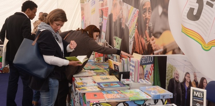 Feira do Livro dedicada à infância e juventude, na Fundação "O Século"