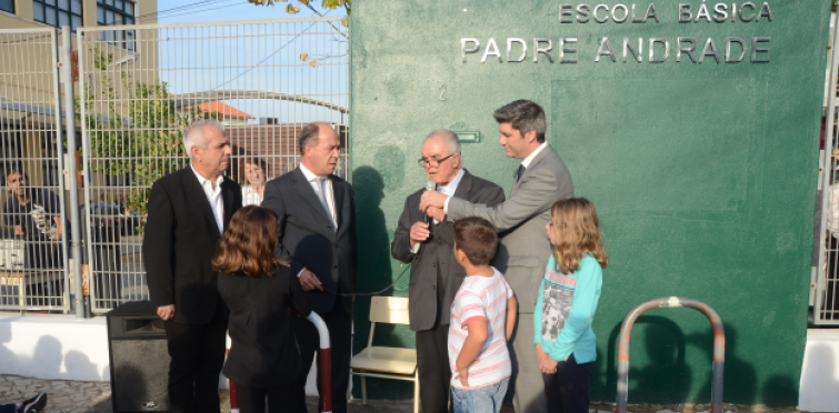 David Sousa, diretor Agrupamento Escolas Frei Gonçalo de Azevedo; Carlos Carreiras, presidente CM Cascais; o Padre Andrade e David Valente, presidente Associação de Pais.