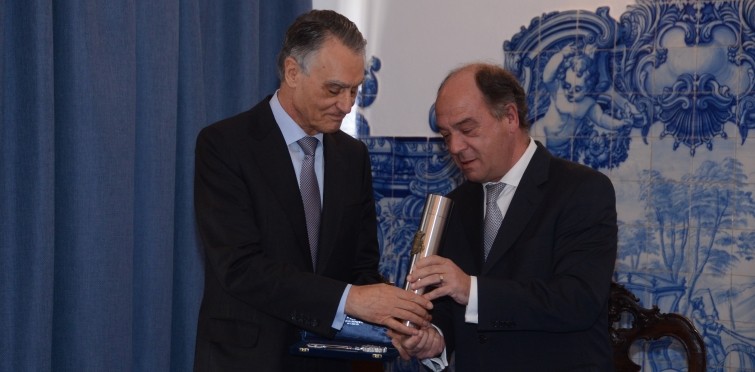O Presidente da República Anibal Cavaco Silva recebe a distinção de "Cidadão Honorário do município de Cascais pelo presidente da Câmara Municipal de Cascais, Carlos Carreiras