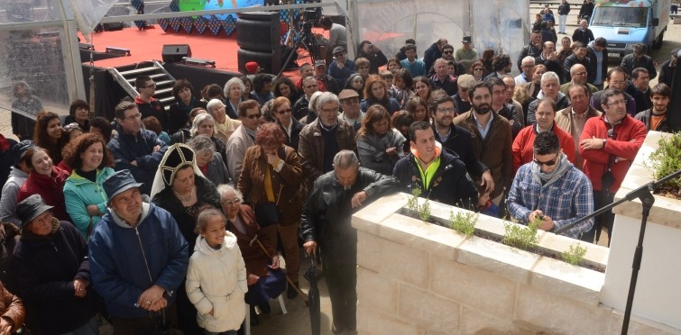 Foram muitos os moradores que assistiram à inauguração do Chafariz de Tires