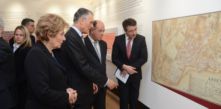 A comitiva que acompanhou Aníbal Cavaco Silva visita o Museu da Vila