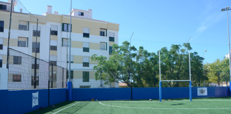 Muros à volta do campo foram todos alcochoados