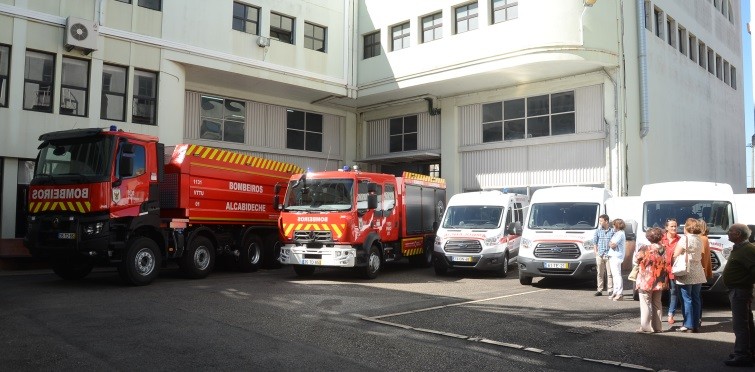 As duas viaturas oferecidas pela Câmara de Cascais aos bombeiros de Alcabideche, no âmbito do OP Cascais e três ambulâncias de transporte de doentes. 