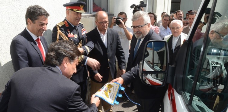 Descerrar do emblema da corporação de AHBV de Alcabideche de uma ambulância de transportes de doentes