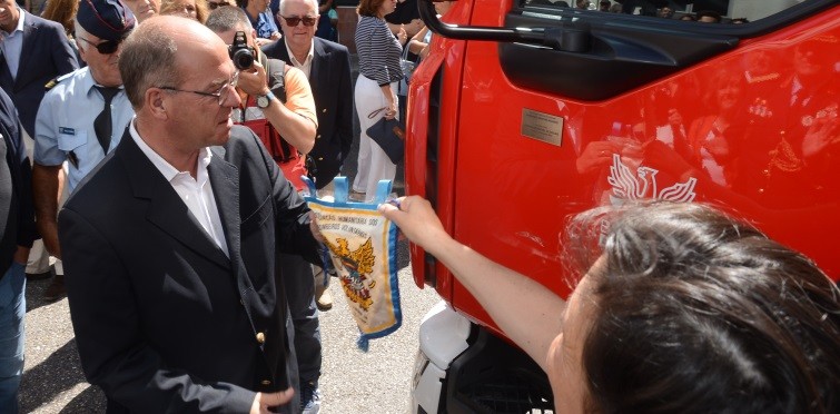 Descerrar do emblema da viatura com o nome de Armando Martins Ricardo, por um familiar. Uma das viaturas oferecidas pela Câmara de Cascais, no âmbito do Orçamento Participativo.