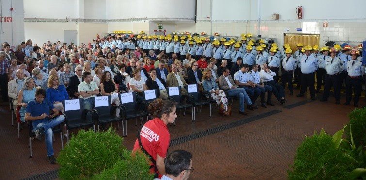 Amigos, familiares e demais munícipes assistiram à sessão solene Amigos, familiares e demais munícipes assistiram à sessão solene