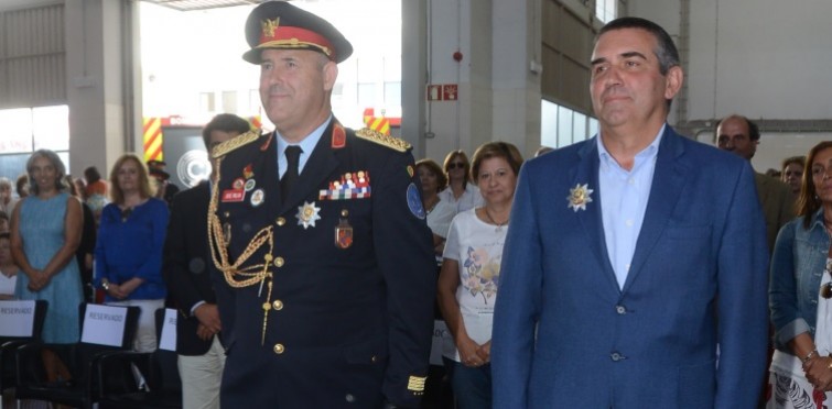 Condecoração com o crachá de ouro da Liga dos Bombeiros Portugueses ao Comandante da AHBV de Alcabideche, José Palha, e ao Comandante do Quadro de Honra da AHBV de Alcabideche, Carlos Mata