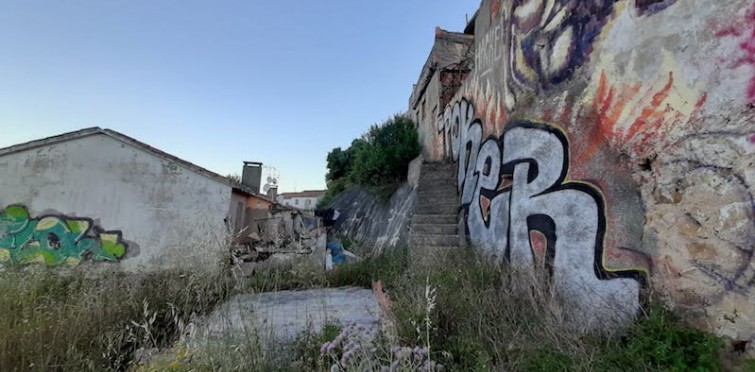 Demolição no Bairro da Encosta da Carreira Demolição no Bairro da Encosta da Carreira