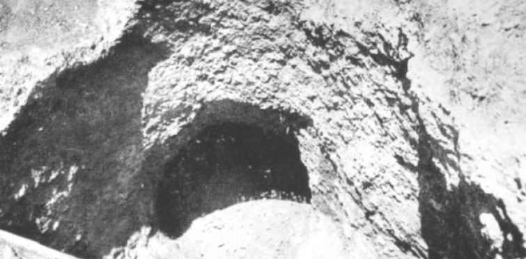 Entrada da câmara da Gruta II de Alapraia (c. 1932-1935). In JALHAY, E.; PAÇO, A. (1941) – A Gruta II da Necrópole de Alapraia. Lisboa: Academia Portuguesa de História.