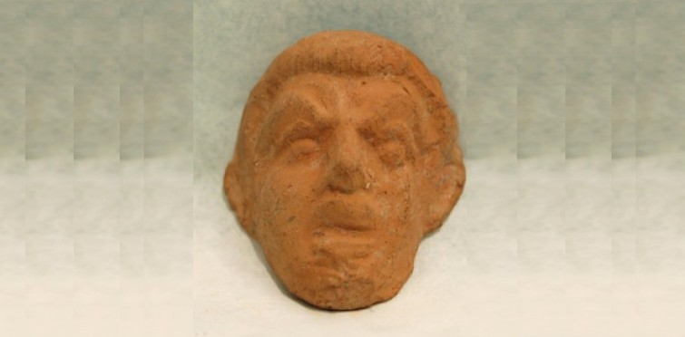 Máscara grega em terracota (séc. III-II bC),depositada nas coleções do Museu Britânico. N.º inv. 1956,0216.3