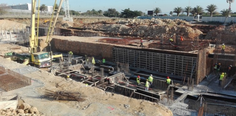 Trabalhos de estrutura da entrada do estacionamento e dos dois edifícios (Dez.2016)