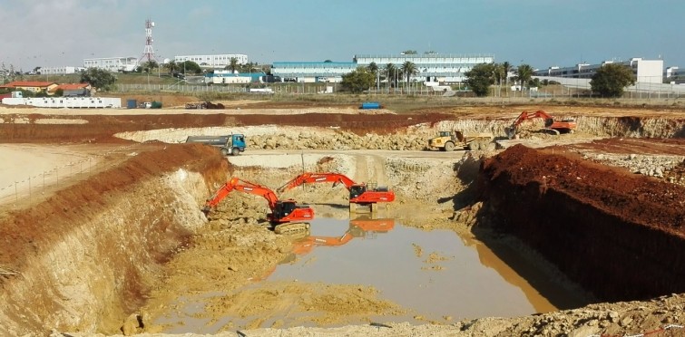 Trabalhos de escavação do terreno para a abertura das fundações (Dez.2016)