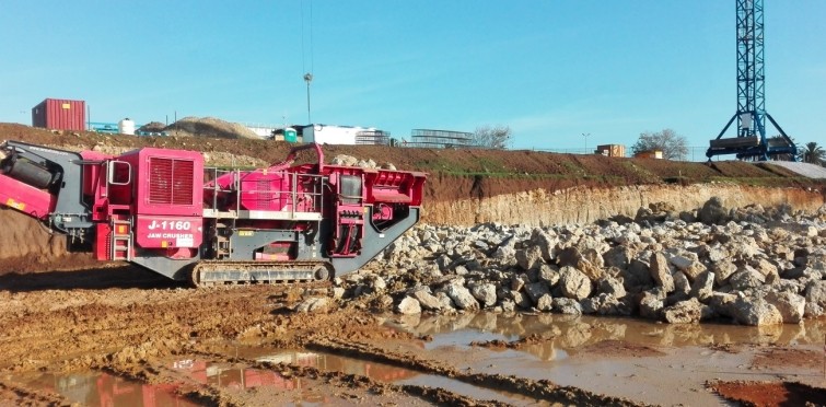 Rocha retirada das escavações que será utilizada em obra (Dez.2016)