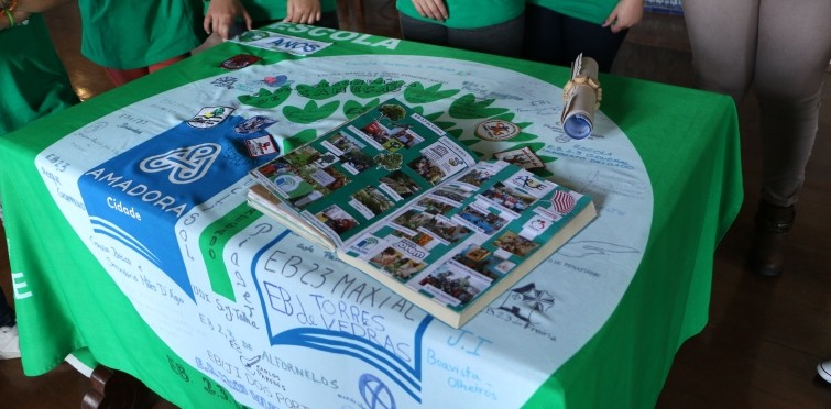 O livro e o pergaminho feito pelas escolas onde estão registadas as recomendações ao municipio para promoção de uma melhor mobilidade sustentável