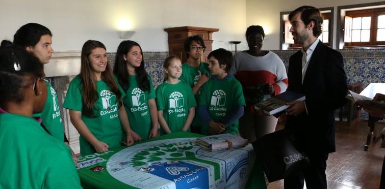 Vereador Frederico Pinho de Almeida ouve as preocupações dos alunos no que concerne às barreiras à mobilidade sustentável
