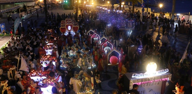 As Marchas alinhadas na Praça 5 de Outubro para homenagear Carlos Martinho