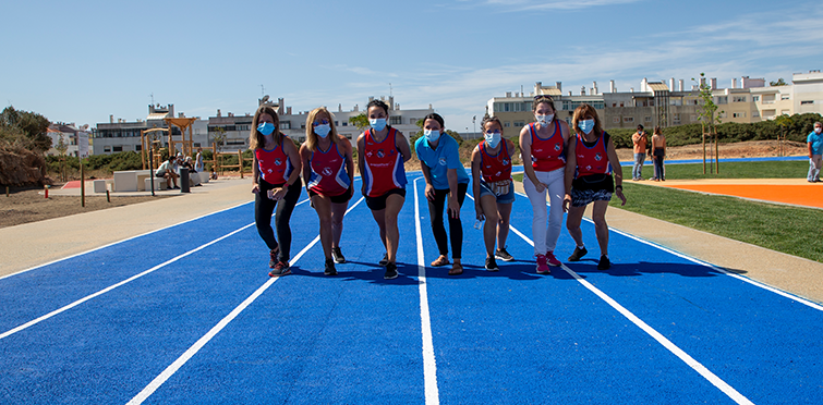 Parque urbano, pista de atletismo e de corta-mato NAZA, espaço fitness e parques e parques infantis na Abóboda