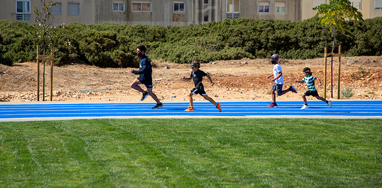 Parque urbano, pista de atletismo e de corta-mato NAZA, espaço fitness e parques e parques infantis na Abóboda Parque urbano, pista de atletismo e de corta-mato NAZA, espaço fitness e parques e parques infantis na Abóboda