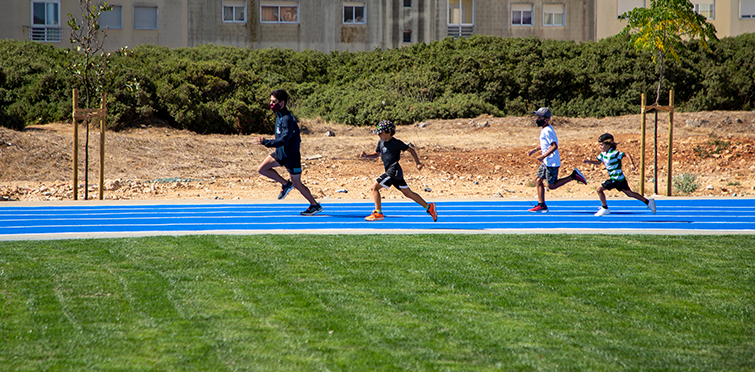 Parque urbano, pista de atletismo e de corta-mato NAZA, espaço fitness e parques e parques infantis na Abóboda