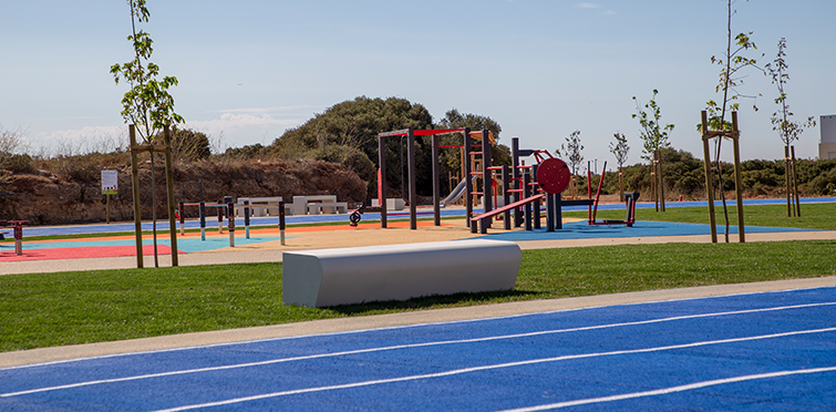 Parque urbano, pista de atletismo e de corta-mato NAZA, espaço fitness e parques e parques infantis na Abóboda