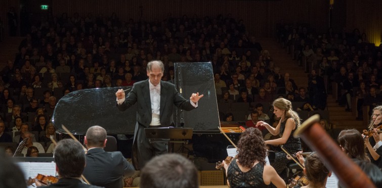 Ao piano, Sofia Vasheruk, pianista russa, na interpretação do Concerto Nº1 para piano e orquestra, de Tchaikovsky