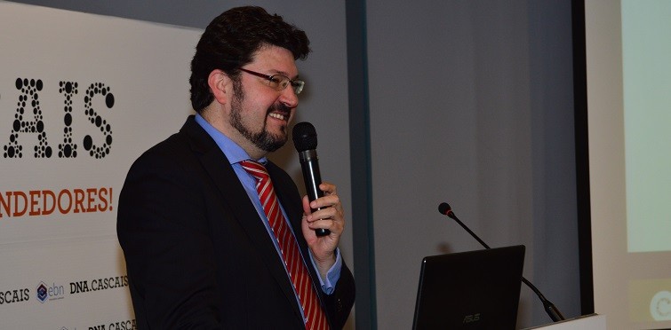 Miguel Pereira Lopes, professor e coordenador da Unidade de Gestão de Recursos Humanos do ISCSP/Universidade de Lisboa, numa intervenção sobre "Empregabilidade como Desafio".
