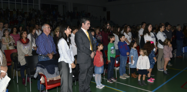Anets do concerto ter início, várias centenas de pessoas fizeram um minuto de silêncio por todos aqueles que perderam a vida