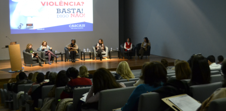 Painel "Violência nos Jovens", moderado por Paula Pimentel, com Sónia Franco, Esmeralda Ferreira, Isabel Cruz, Ana Zina e Conceição Almeida