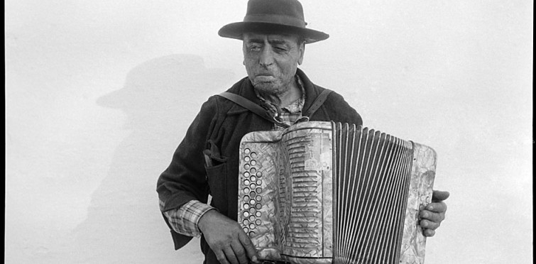 Fotografia "O tocador de harmónio Serafim António Macieira"- 1987 - Autoria de Michel Giacometti