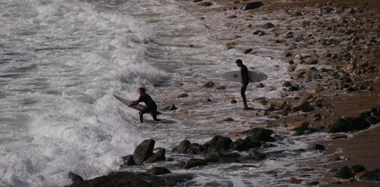 Mulher cai de arriba ao tirar fotos na praia de São Pedro do Estoril - SIC  Notícias