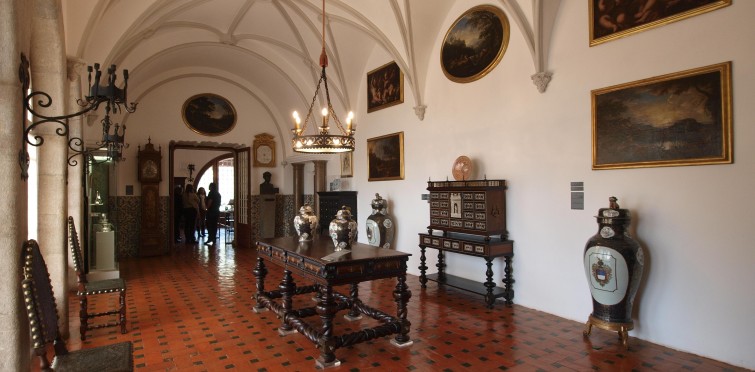 Interior do Museu-Biblioteca Condes de Castro Guimarães