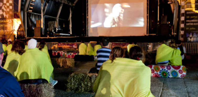 Cinema ao ar livre na Baía