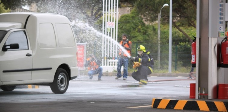 Simulacro de incidente no posto de abastecimento de combustiveis no Estoril, no dia 19 de abril 2012. Simulacro de incidente no posto de abastecimento de combustiveis no Estoril, no dia 19 de abril 2012.