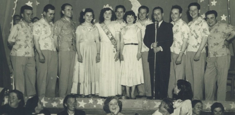 Noite Azul, na sede da Troupe União 1.º de Dezembro Caparidense. Ao centro, a Rainha do Baile, 1953 [PT/CMCSC-AHMCSC/AASS/TUDC/008/013]