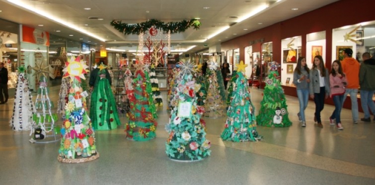 Exposição Eco-Natal exibe árvores decoradas com materiais reaproveitados |  CascaisVilla | De 18 dezembro a 3 janeiro | Câmara Municipal de Cascais
