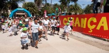 De mãos dadas, pais e filhos, tios e sobrinhos, avós e netos, correram por uma vida mais saudável. Foi mais uma Corrida da Criança, promovida pela APCOI