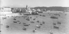 Barcos de pesca, junto à Praia da Ribeira, em Cascais. Ao fundo, Casino da Praia e Casa Seixas, c. 1950