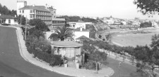 Alameda Columbano, de acesso à estação de caminho-de-ferro do Monte Estoril. Ao fundo, Hotel Atlântico, c. 1950