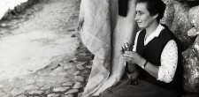 Fotografia "Fabricando chinelos" - 1973 - Autoria de Michel Giacometti