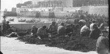 Pescadores remendando redes, c. 1950 | Cascais