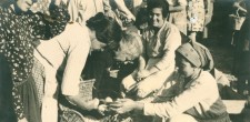 Vendedoras e clientes no mercado saloio de Cascais, c. 1940 Vendedoras e clientes no mercado saloio de Cascais, c. 1940