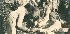 Vendedoras e clientes no mercado saloio de Cascais, c. 1940