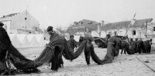 Pescadores transportando redes, c. 1900 | Cascais