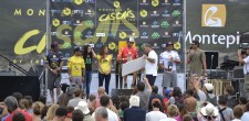 Carlos Carreiras, Presidente da Câmara Municipal de Cascais, entrega o prémio a Frederico Morais, vencedor da etapa