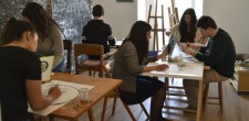 Jovens sob a orientação do artista plástico Paulo Brighenti criam autoretratos numa reflexão sob o tema "Murar o Medo" a partir de um texto de Mia Couto