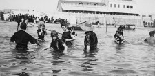 Banhistas na Praia da Ribeira, c. 1900 | Coleção Antiga do Município – Arquivo Histórico Municipal