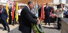 Carlos Carreiras deposita coroas de flores na estátua de Luís de Camões 