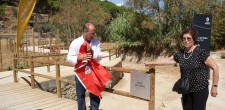 Ao lado do presidente da Câmara de Cascais, Umbelina Martinho, moradora na zona, participou na inauguração do novo espaço Ao lado do presidente da Câmara de Cascais, Umbelina Martinho, moradora na zona, participou na inauguração do novo espaço