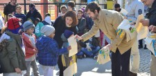 Entrega de sacos de lanche aos alunos da Escola Básica de Manique 